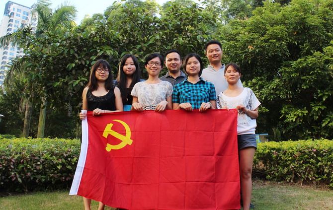 广悦国际（第十支部）组织党员和入党积极分子义务清理卫生死角